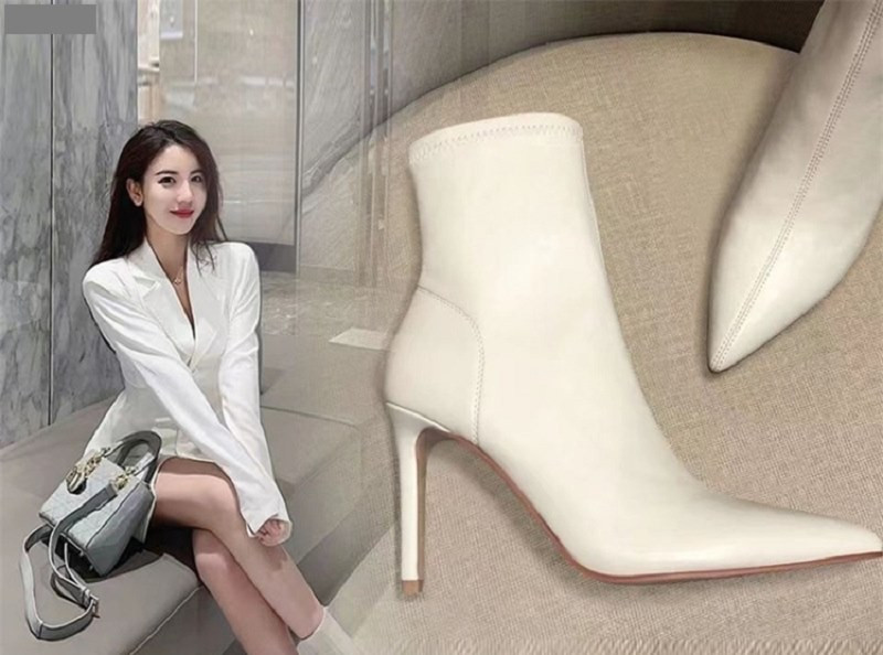 Mix Đồ Với Boot Cổ Ngắn Màu Trắng Siêu Cá Tính Cho Chị Em