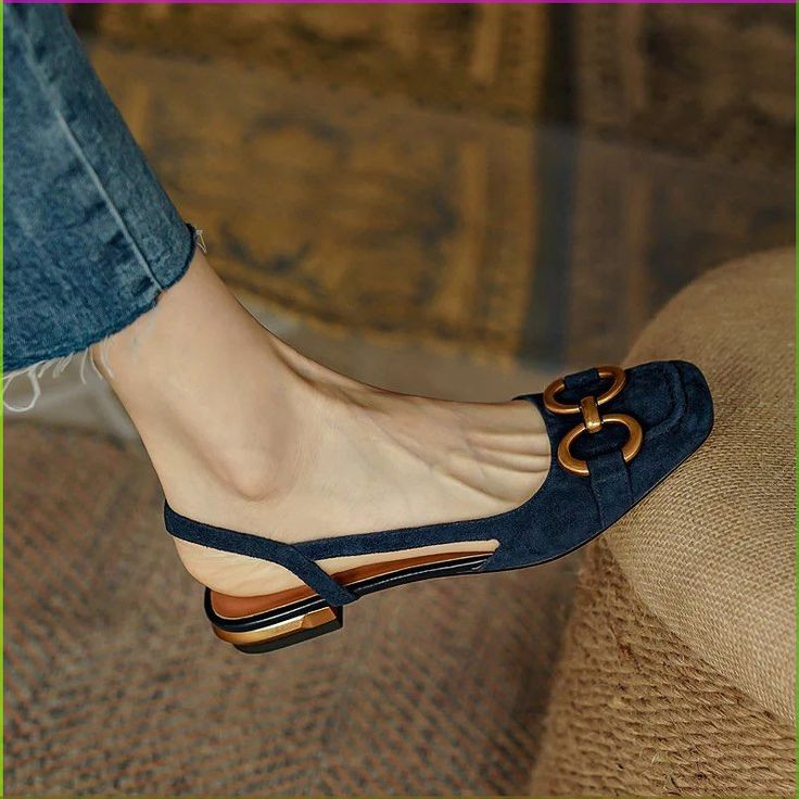 Giày cao gót cùng quần ống loe