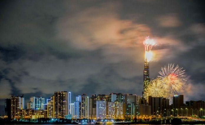 Landmark 81 mờ ảo trong pháo hoa
