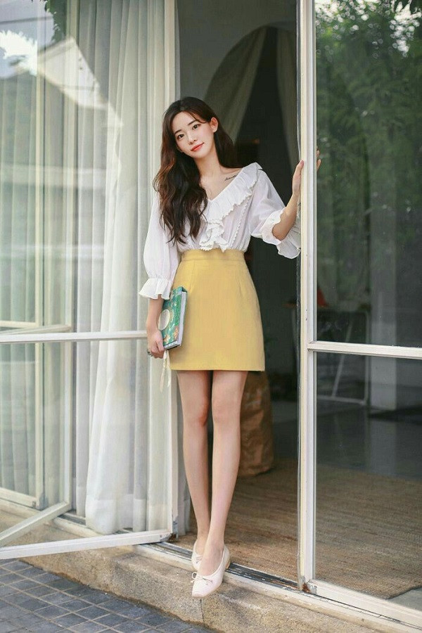 Mặc váy chữ A nên mang giày gì? Cách phối giày với chân váy