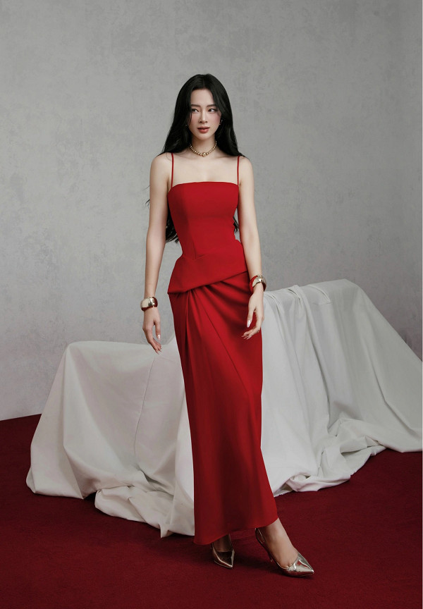 Mẫu váy đầm đỏ dự tiệc tỏa sáng, sang trọng, ưa chuộng.