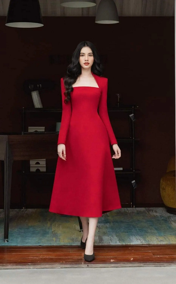 Mẫu váy đầm đỏ dự tiệc tỏa sáng, sang trọng, ưa chuộng.