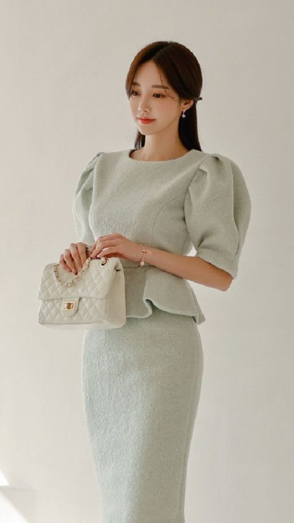 Top những kiểu áo đầm dự tiệc cưới tuổi 40 được yêu thích hiện nay